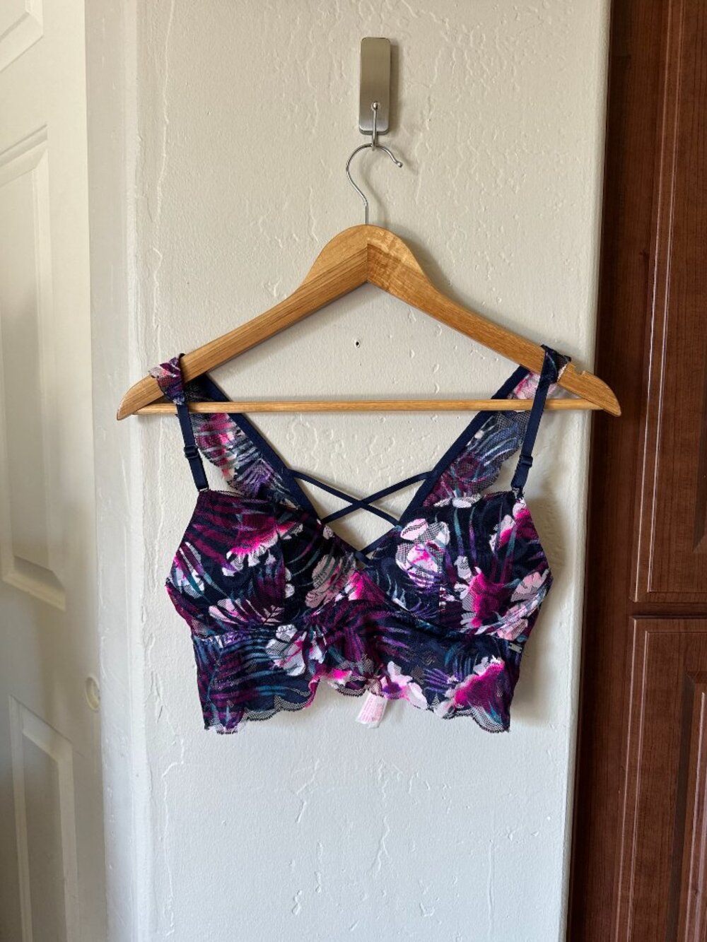 Victoria’s Secret PINK Ruffled Strap Crisscross Back Sports Bra – Size S